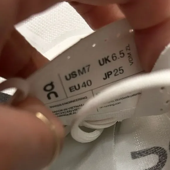 On Running Cloudbloom Echo Trainers - Picture 9 of 10